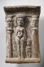 Femme et fillette nues entre deux colonnes supportant des têtes du dieu Bès