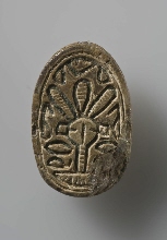 Scarabee met de voorstelling van een 'Hathor-hoofd' en 'anra'-tekens