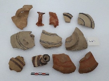 Douze fragments de vases mycéniens (vases à étrier)