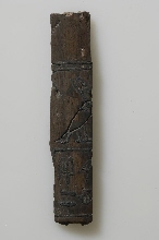 Fragment van ebbenhout met zilveren inleg en inscriptie