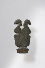 Amulette décorée de têtes d'oiseaux