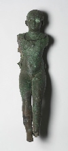 Figurine portant au cou l'amulette en coquille