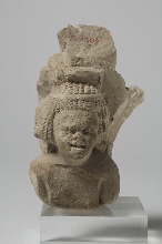 Fragment van een beeldhouwwerk: buste van een Afrikaanse vrouw (?) en een palmboom