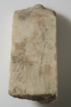 Fragment de monument avec inscription