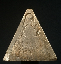 Pyramidion anonyme décoré de sculptures sur une de ses faces