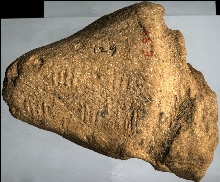 Fragment van een kruikstop met afdruk van een cilinderzegel