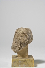 Fragment van een beeldje: hoofd van een vrouw
