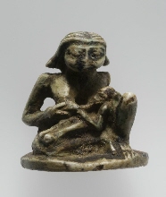 Sceau-amulette en forme d'une femme allaitant un enfant
