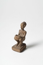 Petite figure représentant un homme assis tenant en main un vase