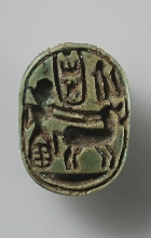 Scarabee van Thoetmosis III met de koning in zijn strijdwagen