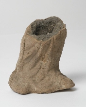 Partie inférieure d'une statuette de femme vêtue d'un peplos, pieds nus