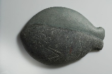 Fragment van een beker, op de buitenkant versierd met een vogel