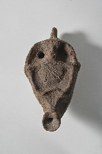 Lamp met gesloten reservoir, deksel versierd met een menselijke buste