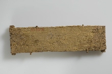 Fragment van een kleine lijkkist met inscriptie