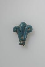 Ornament in blauwe faience (bloem)