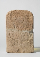 Stèle votive à la déesse Hathor avec oreilles et inscription