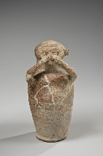 Vase en forme de pleureuse funéraire avec inscription