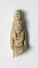 Fragmenten van een beeldje van een godheid met inscriptie