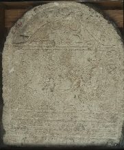 Stèle représentant Osiris debout recevant l'hommage d'Isis et Nephtys
