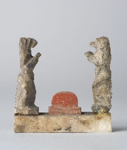 Groupe représentant deux singes adorant un emblême solaire