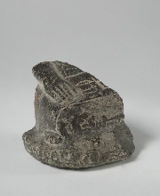Fragment de statuette de personnage accroupi avec inscription