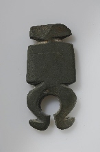 Amulet versierd met vogelkoppen