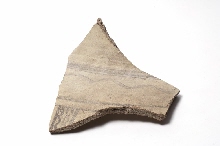 Fragment van een vaas versierd met lijnen en golven