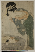 Yūkun kagami hakkei (Huis vues de courtisanes avec un miroir): Courtisane et enfant, inclinée au-dessus d'un bassin en pierre