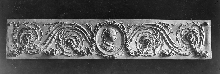 Frieze with medaillon and foliated scrolls