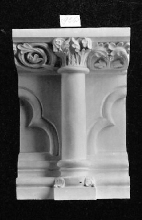 Détail du tombeau de Gerhard III de Gueldre : colonnette et arche