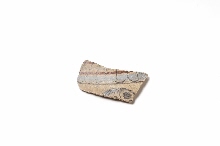 Fragment avec décor coloré de palmettes, de bandes, de fragment de tête de faucon