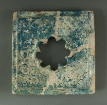 Wall plate with lobed opening