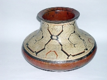 Vase orné de motifs géométriques peints