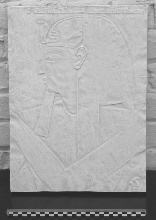 Bas-relief, fragment de la décoration d'une tombe thébaine: buste de pharaon