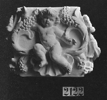 Decoratief fragment met putto