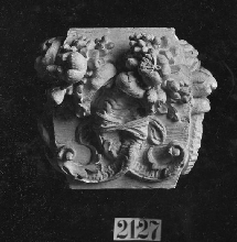 Decoratief fragment met hoorn des overvloeds en vruchten