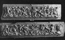Frieze with medaillon and foliated scrolls