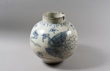 Spherical vase with straight neck, decorated with two phoenix