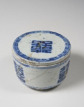 Lidded bowl with underglaze blue "hui" character (double happiness)