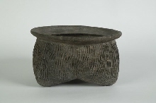 Kookpot op drie poten met koordpatroon, li 鬲 (funerair aardewerk)