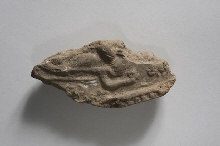 Fragment d'embout de tuile courbe (Cor. ammaksae) moullé d'une figure d'apsara volante