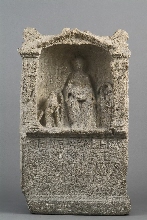 Votiefaltaar met inscriptie en de voorstelling van de godin Nehalennia