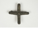 Cross-shaped onlay with spikes