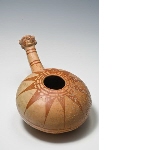 Kalebas vaas met menselijk hoofd op het handvat