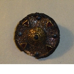 Decorated disk fibula in gold, silver and glass
