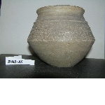 Carinated pot in greyish beige paste