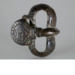 Kidney-shaped buckle with  scutiform prong and engraved face