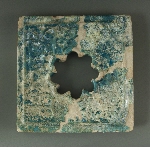 Wall plate with lobed opening