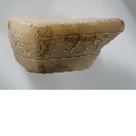Fragment van een sokkel met inscriptie