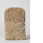 Votiefstèle voor de godin Hathor met oren en inscriptie